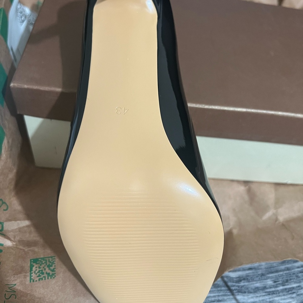 Elegant Black Patent Leather Heels - Picture 4 of 11